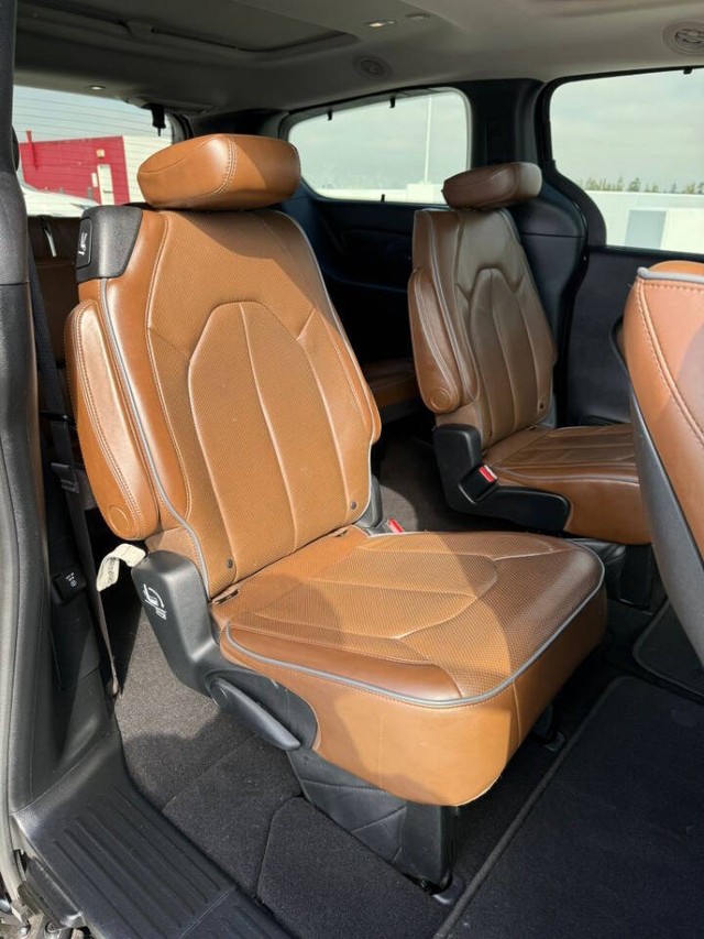 Chrysler Pacifica Vehicle Full-screen Gallery Image 16