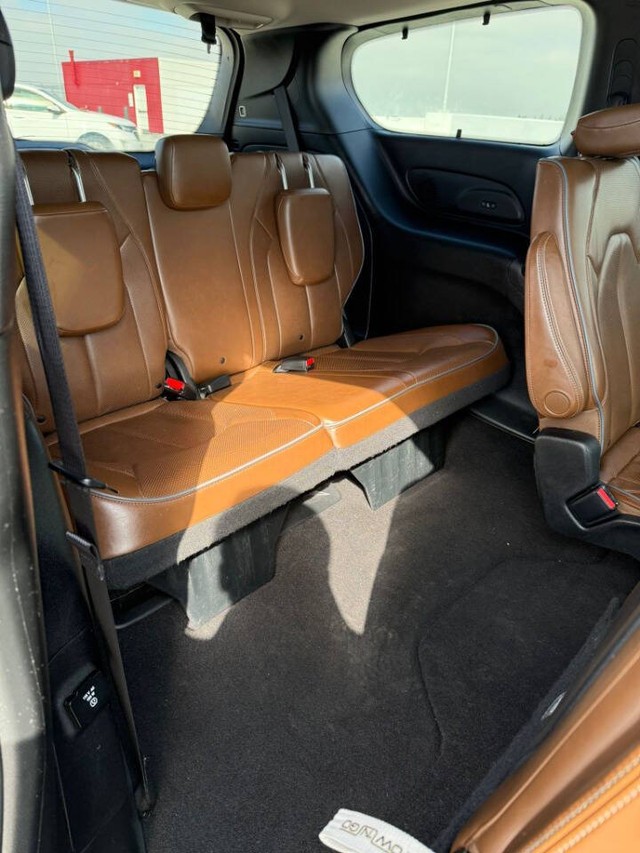 Chrysler Pacifica Vehicle Full-screen Gallery Image 17