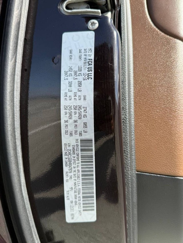 Chrysler Pacifica Vehicle Full-screen Gallery Image 19