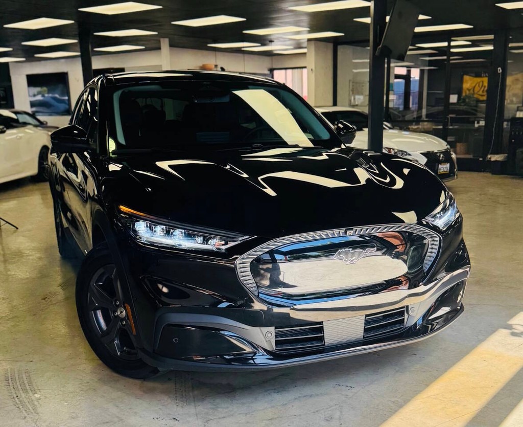 Ford Mustang Mach-E Vehicle Full-screen Gallery Image 02