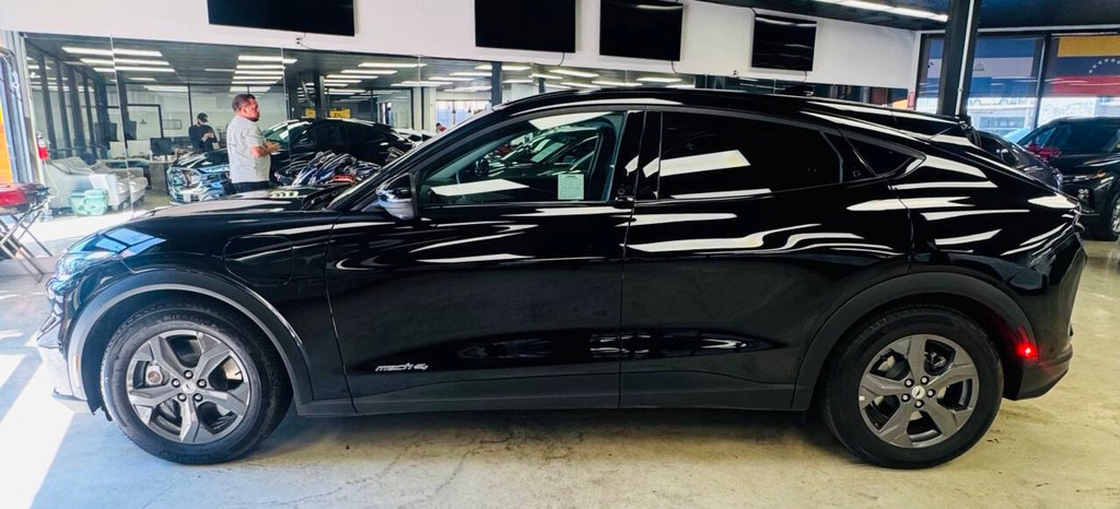 Ford Mustang Mach-E Vehicle Full-screen Gallery Image 04