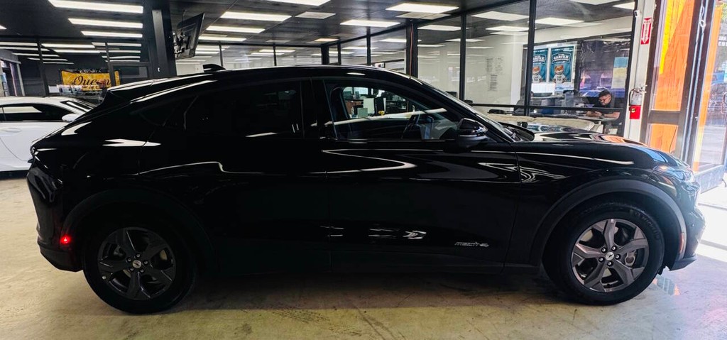 Ford Mustang Mach-E Vehicle Full-screen Gallery Image 05