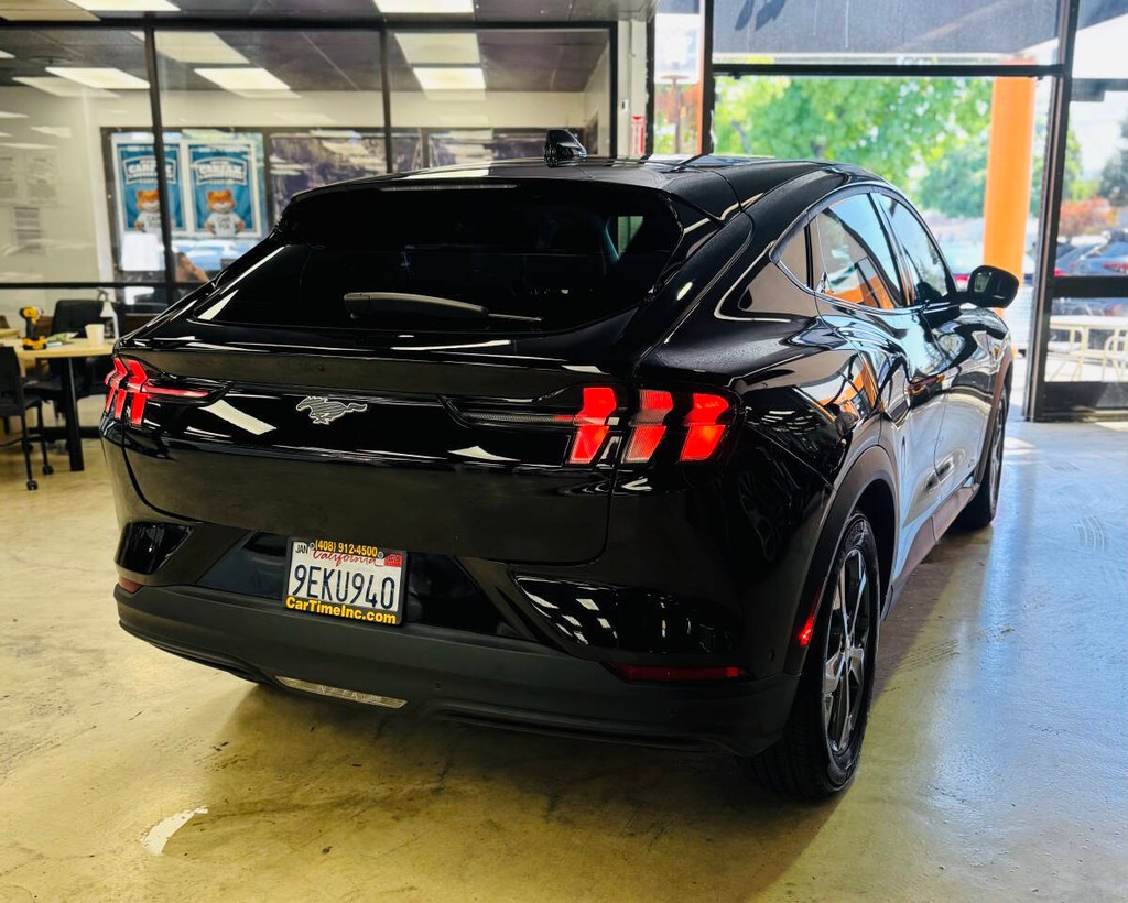 Ford Mustang Mach-E Vehicle Full-screen Gallery Image 07