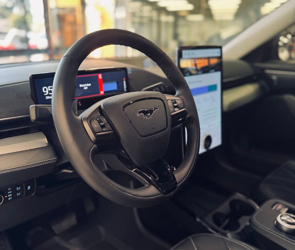 Ford Mustang Mach-E Vehicle Full-screen Gallery Image 10