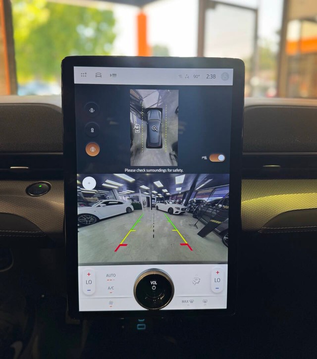 Ford Mustang Mach-E Vehicle Full-screen Gallery Image 12