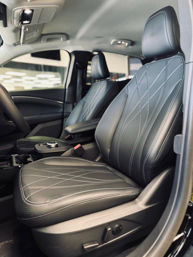 Ford Mustang Mach-E Vehicle Full-screen Gallery Image 13