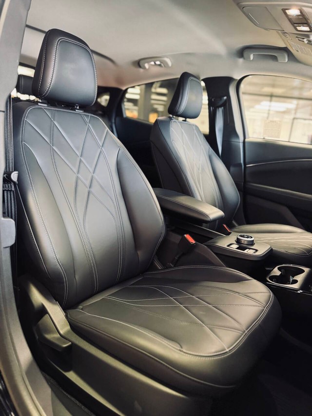 Ford Mustang Mach-E Vehicle Full-screen Gallery Image 14