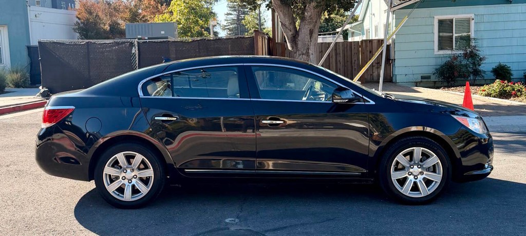 Buick LaCrosse Vehicle Full-screen Gallery Image 05