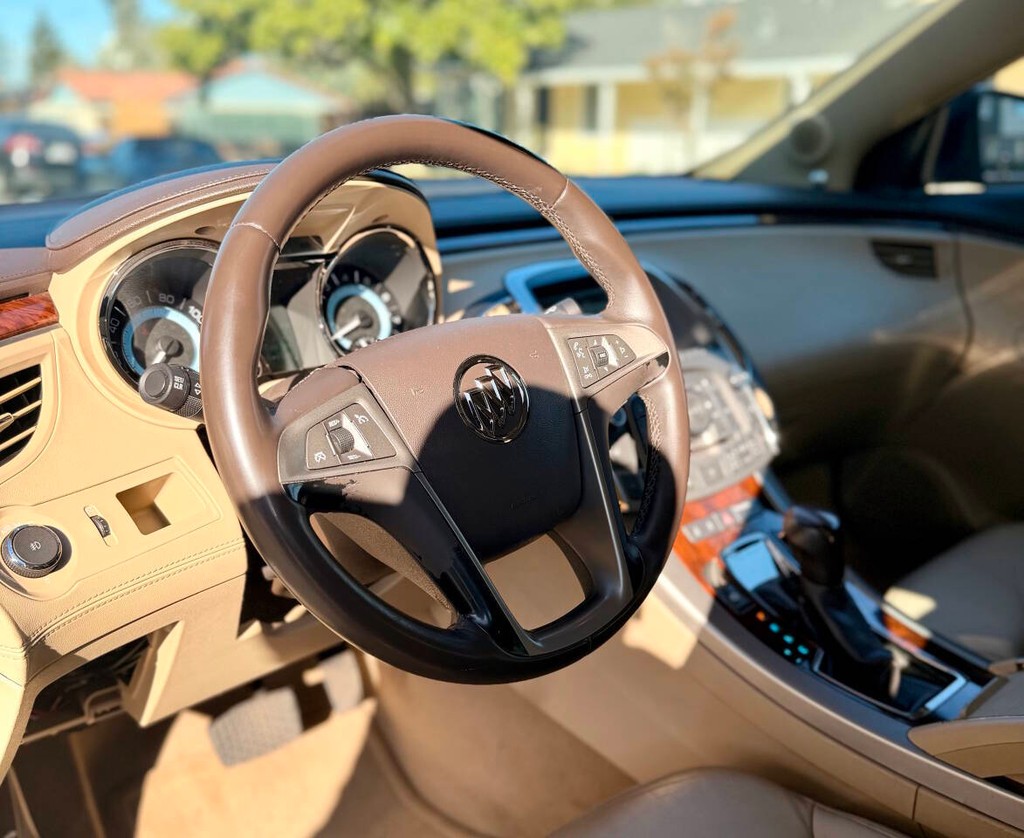 Buick LaCrosse Vehicle Full-screen Gallery Image 10