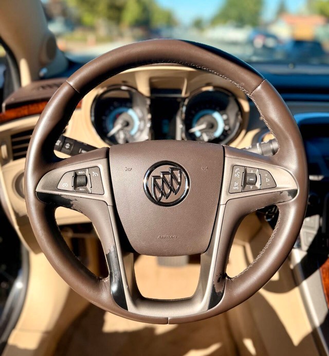 Buick LaCrosse Vehicle Full-screen Gallery Image 08