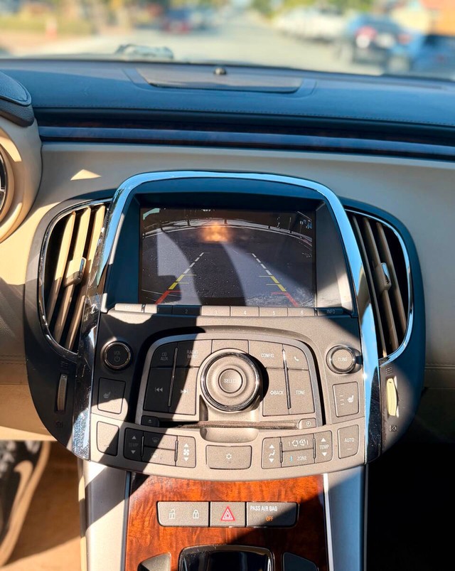 Buick LaCrosse Vehicle Full-screen Gallery Image 11