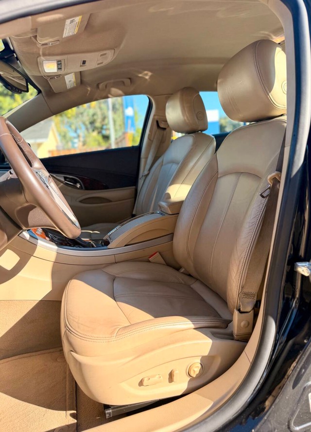 Buick LaCrosse Vehicle Full-screen Gallery Image 12