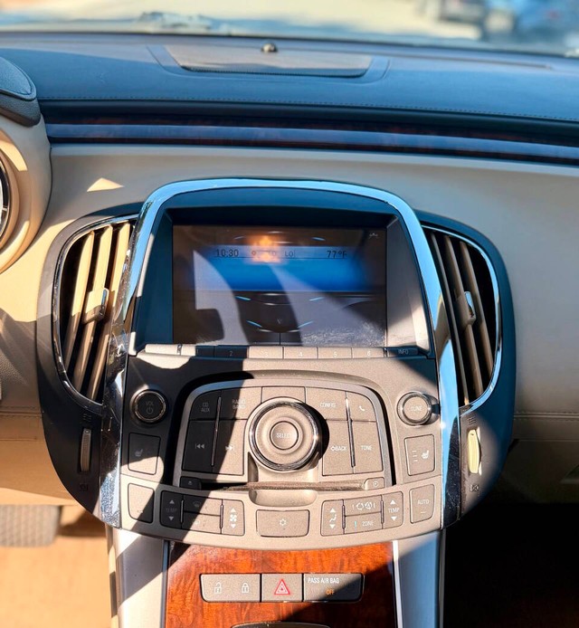 Buick LaCrosse Vehicle Full-screen Gallery Image 13