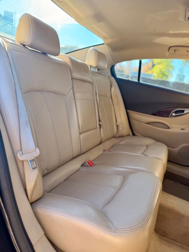 Buick LaCrosse Vehicle Full-screen Gallery Image 15