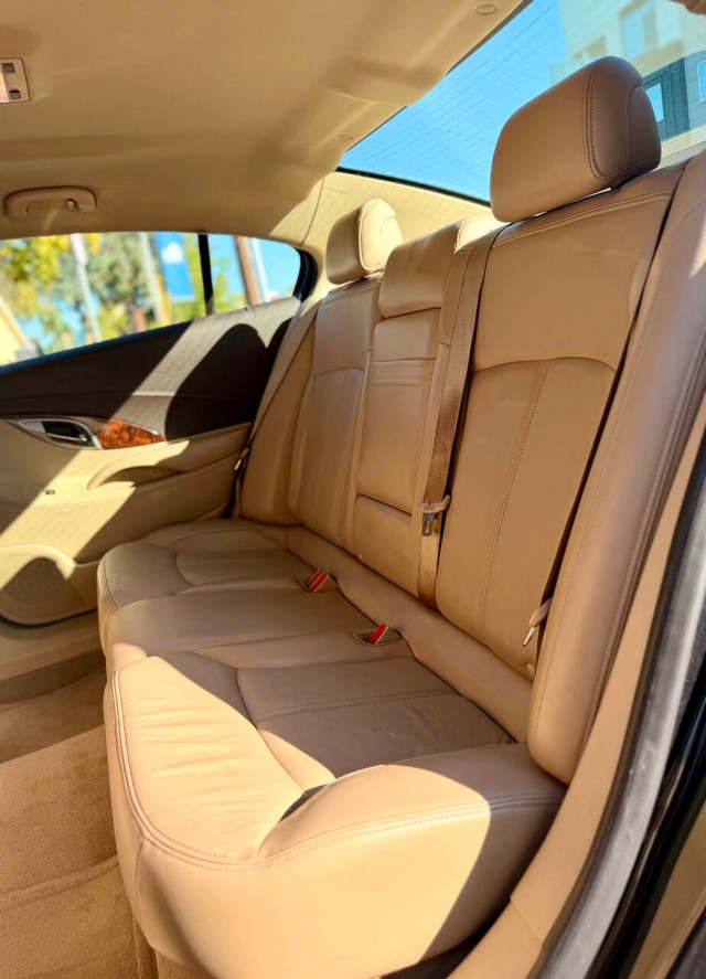 Buick LaCrosse Vehicle Full-screen Gallery Image 16