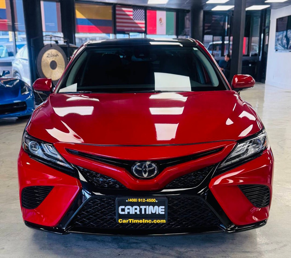 Toyota Camry Vehicle Full-screen Gallery Image 02