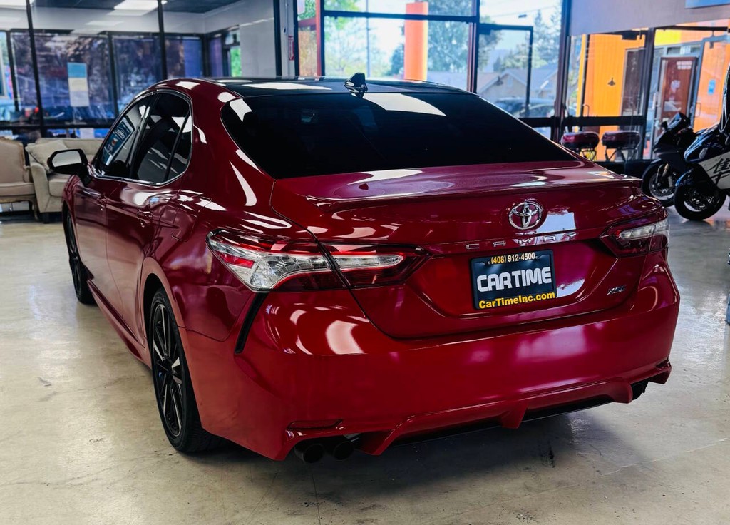 Toyota Camry Vehicle Full-screen Gallery Image 06