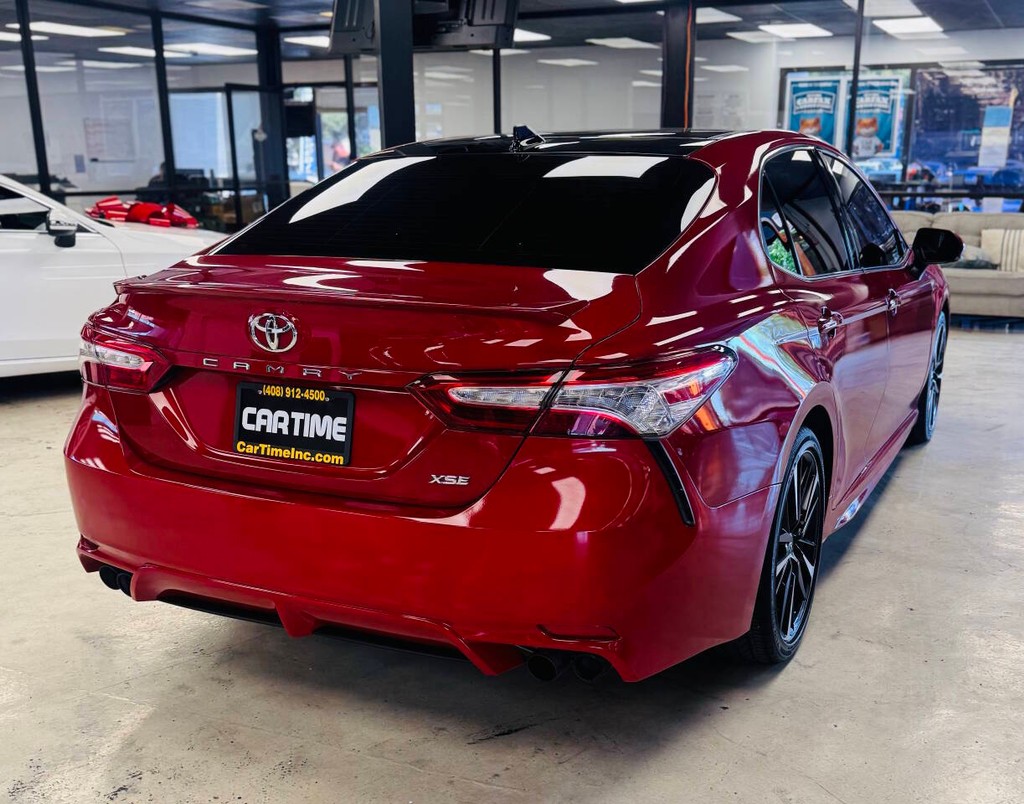 Toyota Camry Vehicle Full-screen Gallery Image 08