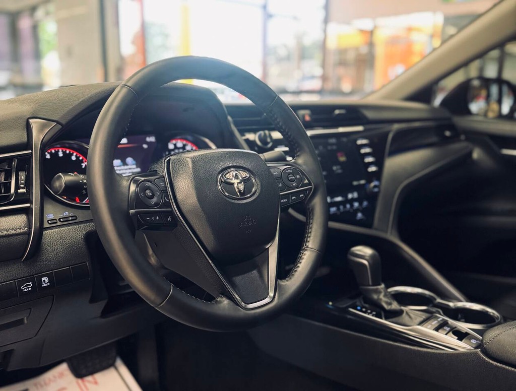 Toyota Camry Vehicle Full-screen Gallery Image 10