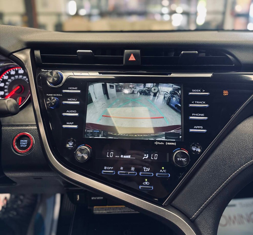 Toyota Camry Vehicle Full-screen Gallery Image 11