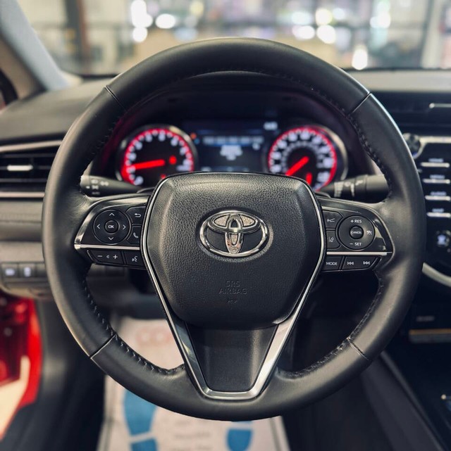 Toyota Camry Vehicle Full-screen Gallery Image 09