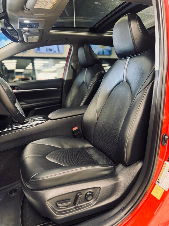 Toyota Camry Vehicle Full-screen Gallery Image 12