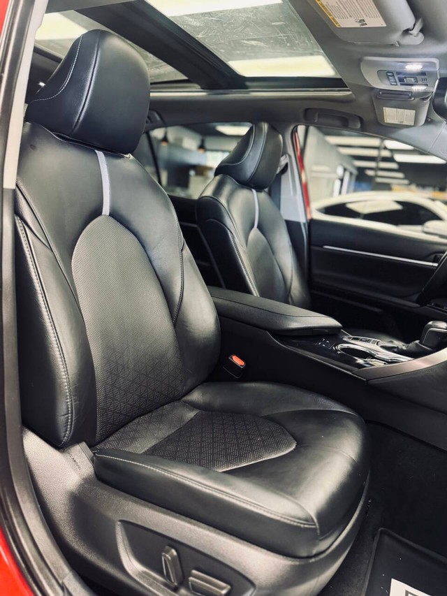 Toyota Camry Vehicle Full-screen Gallery Image 13