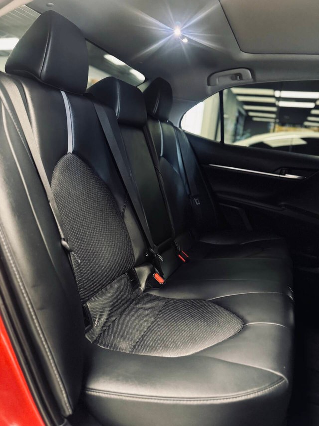 Toyota Camry Vehicle Full-screen Gallery Image 14