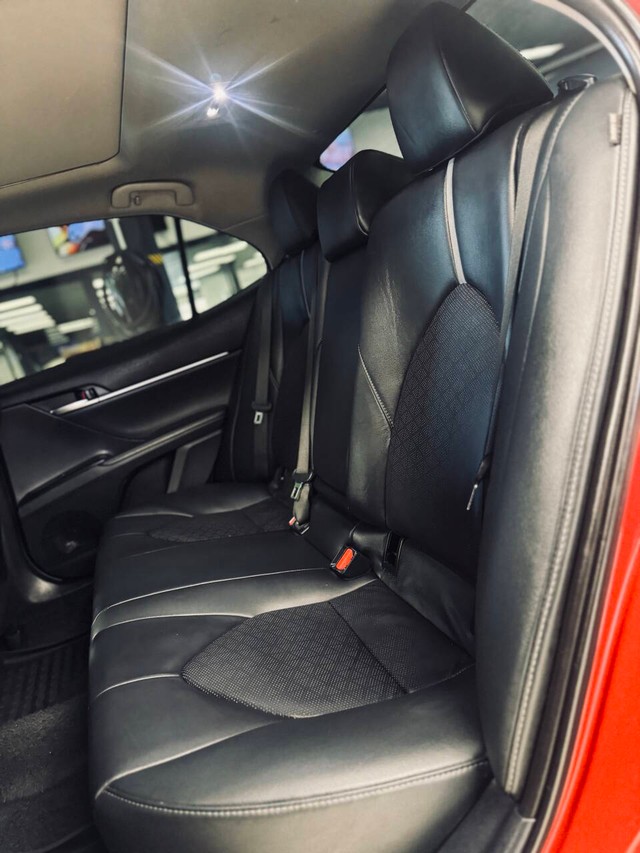 Toyota Camry Vehicle Full-screen Gallery Image 15