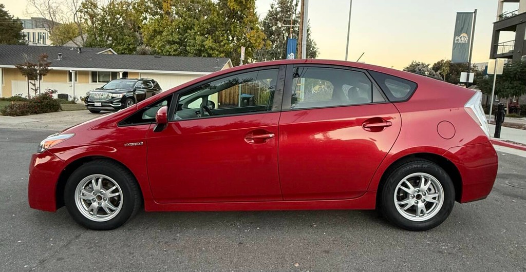 Toyota Prius Vehicle Full-screen Gallery Image 04