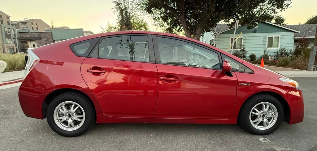 Toyota Prius Vehicle Full-screen Gallery Image 05