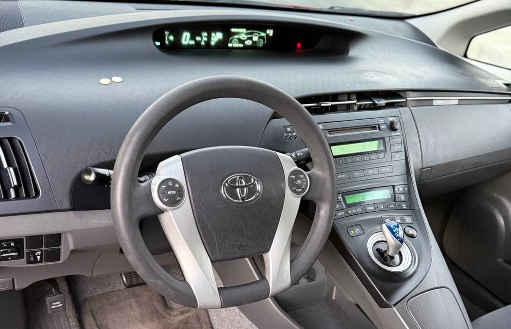 Toyota Prius Vehicle Full-screen Gallery Image 09