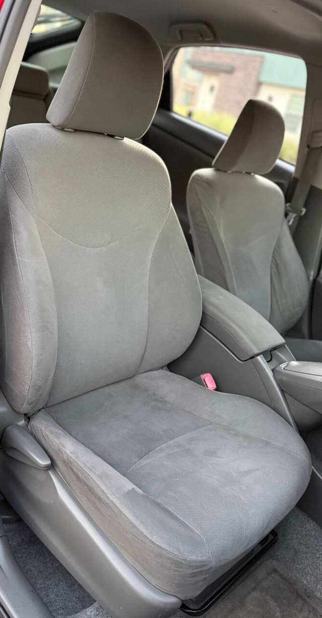 Toyota Prius Vehicle Full-screen Gallery Image 13