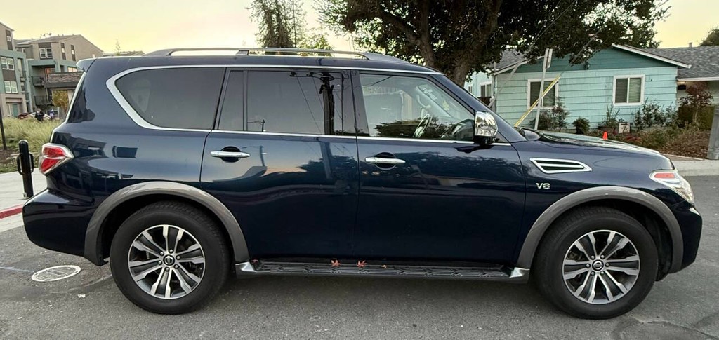 Nissan Armada Vehicle Full-screen Gallery Image 05