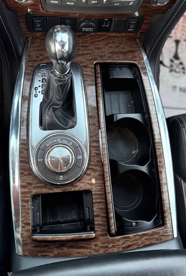 Nissan Armada Vehicle Full-screen Gallery Image 12