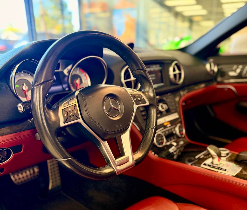 Mercedes-Benz SL-Class Vehicle Full-screen Gallery Image 08