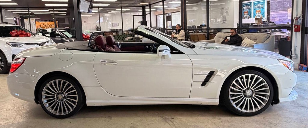 Mercedes-Benz SL-Class Vehicle Full-screen Gallery Image 12