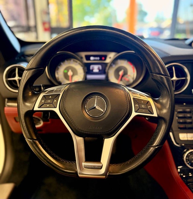 Mercedes-Benz SL-Class Vehicle Full-screen Gallery Image 07