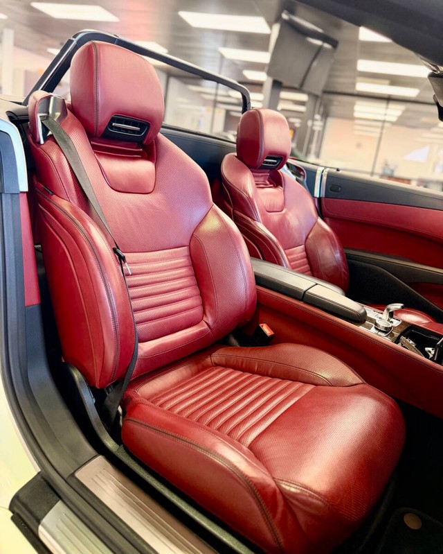 Mercedes-Benz SL-Class Vehicle Full-screen Gallery Image 10