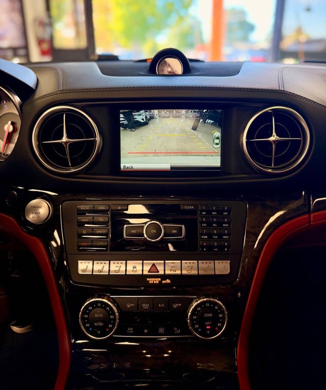 Mercedes-Benz SL-Class Vehicle Full-screen Gallery Image 11