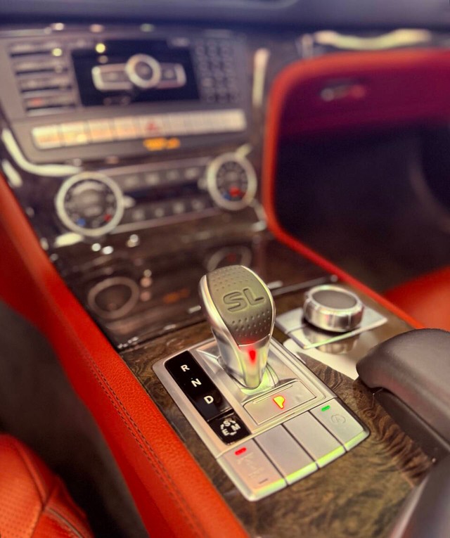 Mercedes-Benz SL-Class Vehicle Full-screen Gallery Image 13