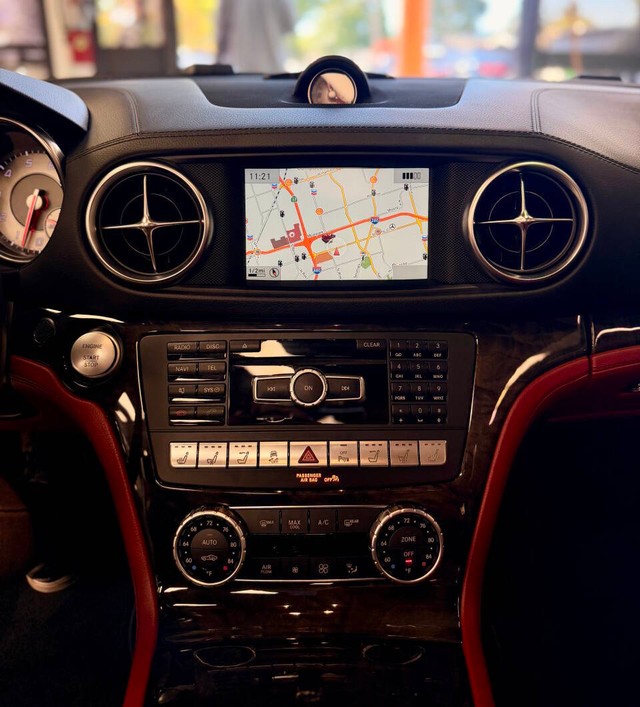 Mercedes-Benz SL-Class Vehicle Full-screen Gallery Image 14