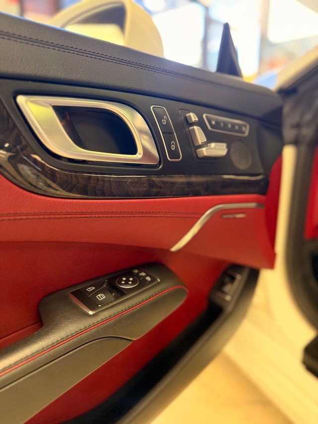 Mercedes-Benz SL-Class Vehicle Full-screen Gallery Image 15