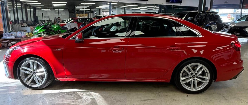 Audi A4 Sedan Vehicle Full-screen Gallery Image 04