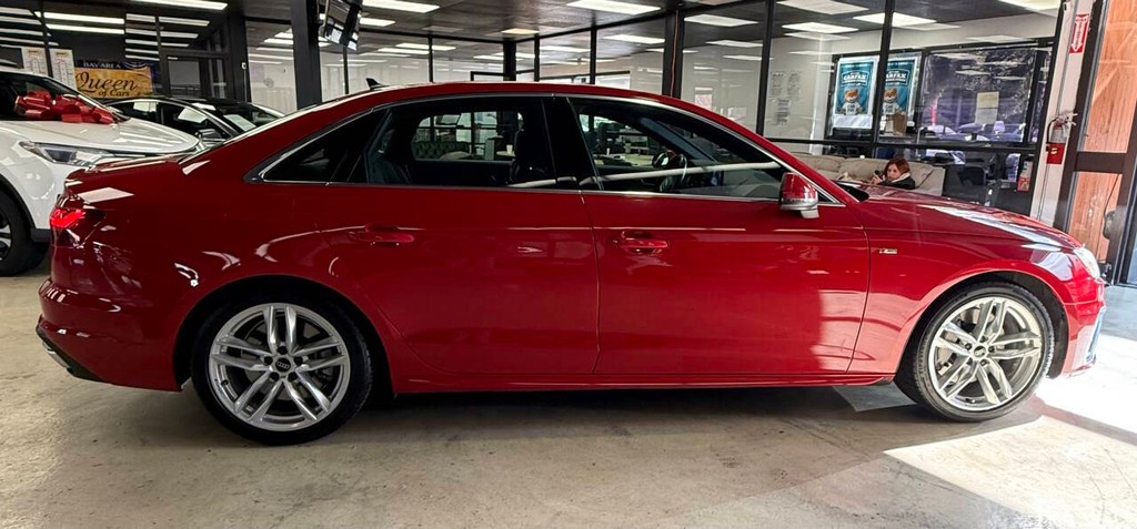 Audi A4 Sedan Vehicle Full-screen Gallery Image 05