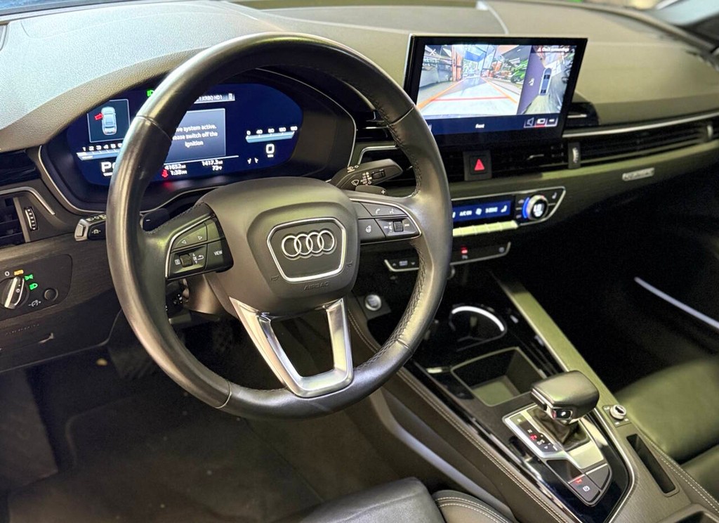 Audi A4 Sedan Vehicle Full-screen Gallery Image 09