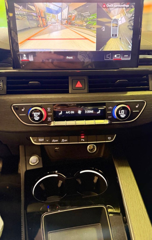 Audi A4 Sedan Vehicle Full-screen Gallery Image 11