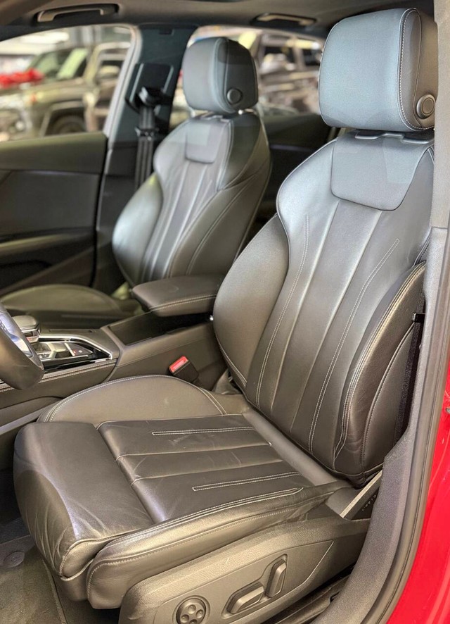 Audi A4 Sedan Vehicle Full-screen Gallery Image 12