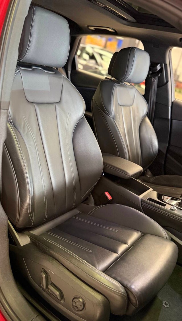 Audi A4 Sedan Vehicle Full-screen Gallery Image 13