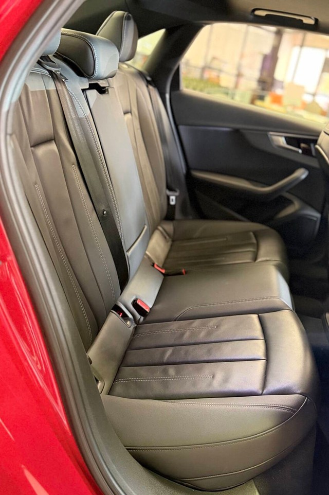 Audi A4 Sedan Vehicle Full-screen Gallery Image 14